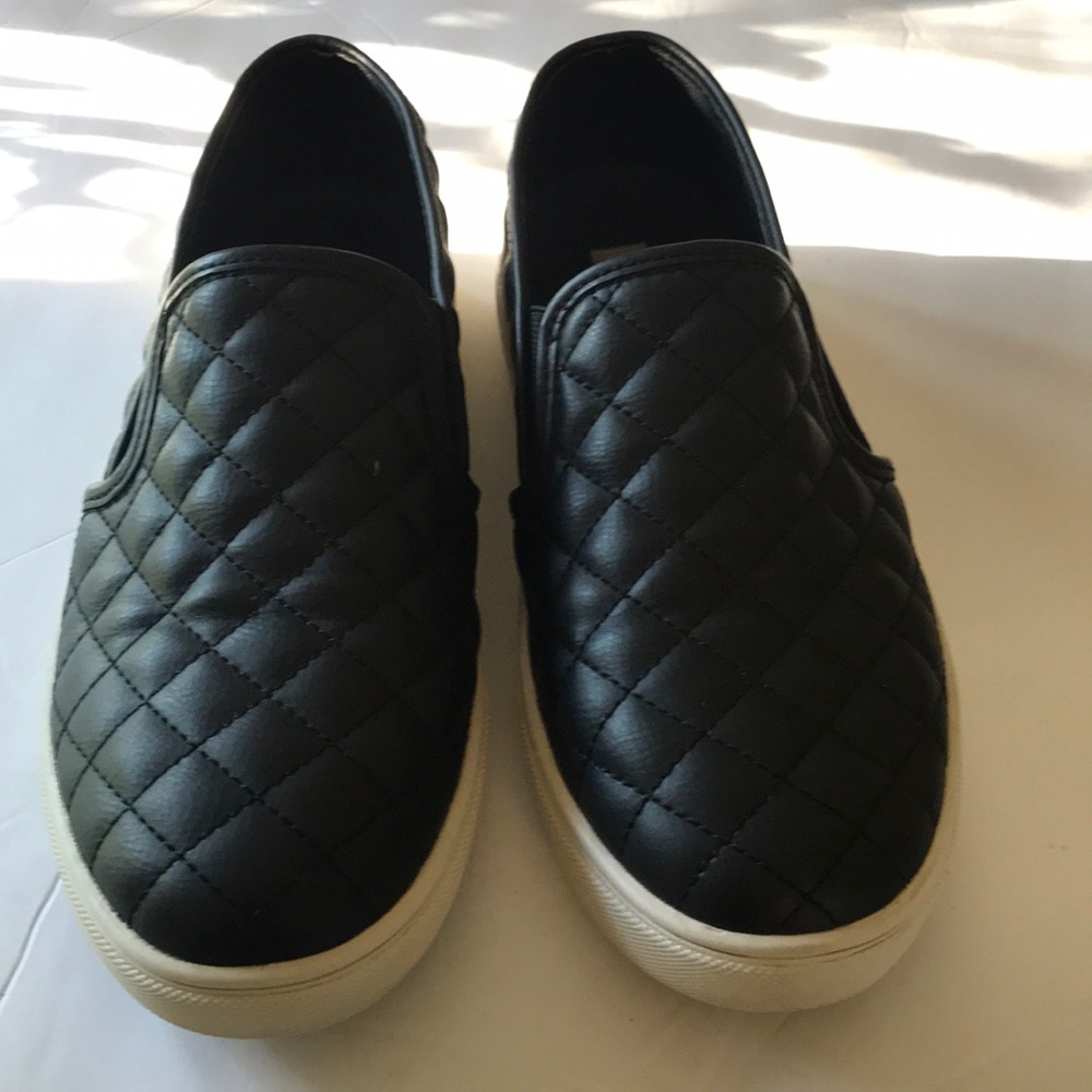 🕶Steve Madden Black Quilted Sneakers